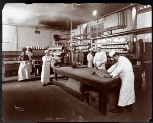 Maillard&39;s Chocolate Manufacturers、116-118 West 25th Street、ニューヨーク、1902年にキッチンで働く料理人（シルバーゼラチンプリント）